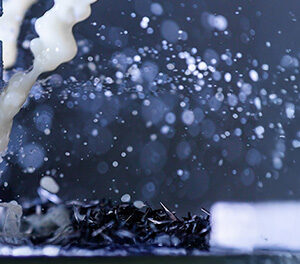 process-vertical-cnc-steel-milling-with-external-water-coolant-streams-splashes-lot-metal-chips-fast-shutter-speed-motion-freezing Na co zwrócić uwagę przy wyborze chłodziwa do CNC?